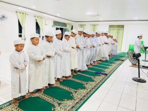 Pelajar Maahad Tahfiz Assohabah sedang menunaikan solat berjemaah
